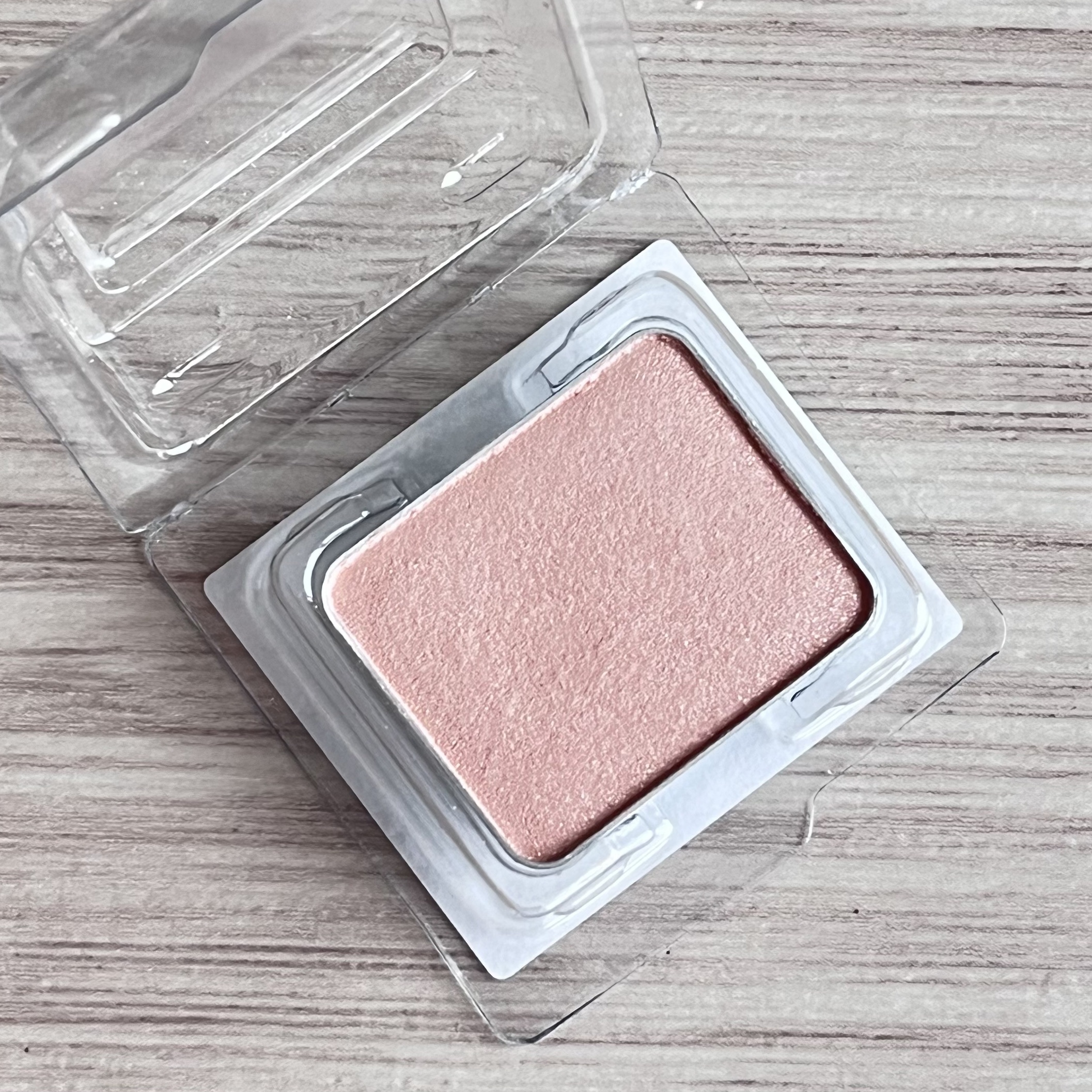 プレスド アイシャドー（レフィル） P ライトコーラル 131 A/shu uemura/単色アイシャドウを使ったクチコミ（3枚目）