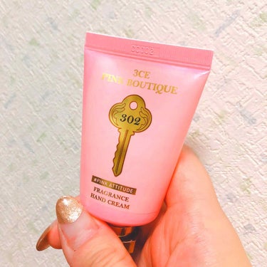 韓国コスメ💄3CEの「PINK BOUTIQUE FRAGRANCE HAND CREAM」のPINK ATTITUDEというカラーの物を購入しました💕
こちらの売りは、
①シアバター成分配合の為、保湿