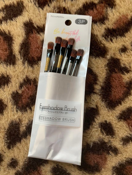 セリア シャドウブラシのクチコミ「アイシャドウの色を変えていて
上手くグラデーションがつかないのだ
混ざり合う
汚く混ざるー
で.....」(1枚目)