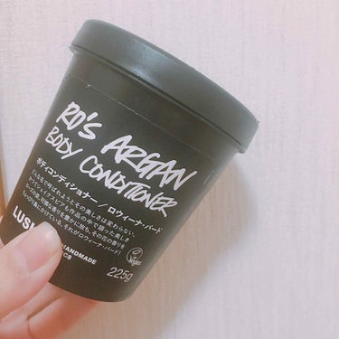 
使い切りコスメ！💗

LUSHのロウィーナバードです♡友達から誕生日プレゼントにもらいました！LUSHのボディケアアイテムは初めてだったのですがとにかく香りが甘くて濃厚！ココナッツ？っぽい香りがします