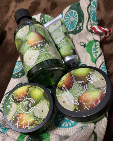 THE BODY SHOP シャワージェル ジューシィペアのクチコミ「皆さまこんにちは。

購入予定ではなかったけど…
クリスマスコフレ2019第3弾。
ボディショ.....」（1枚目）