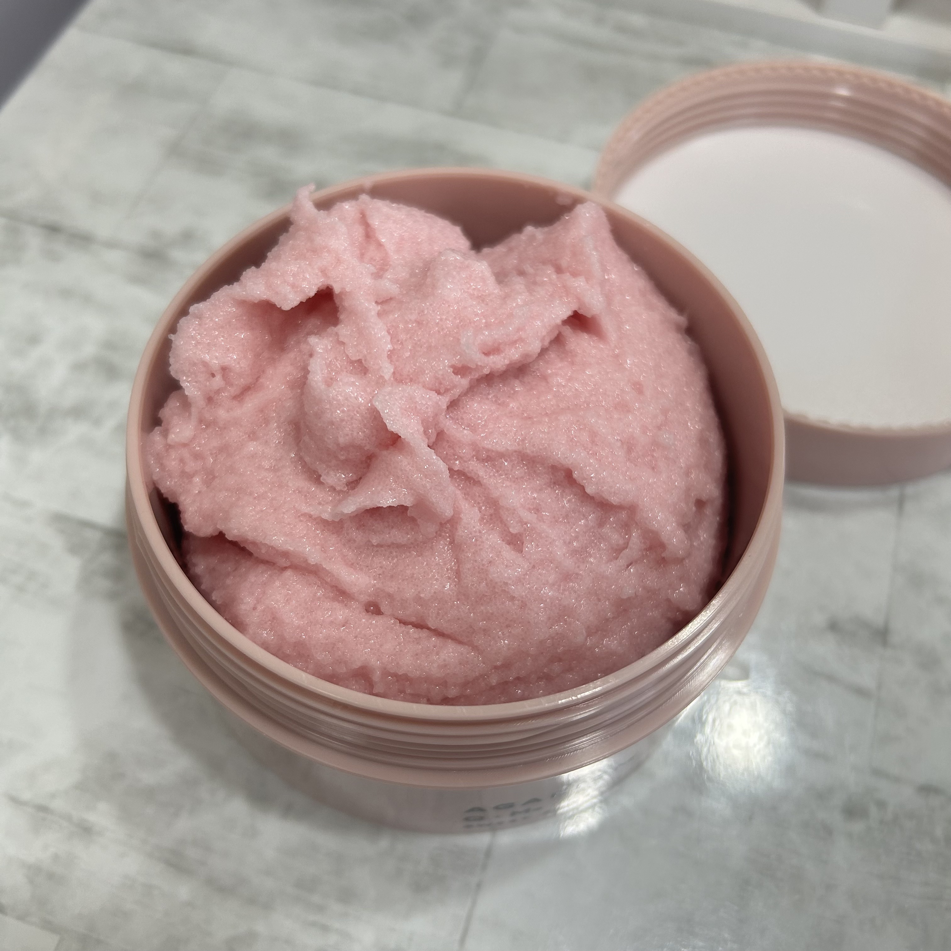 Q+Me スウィート ボム タラソ スクラブ 360g/AGARISM/バストケア・ヒップケアを使ったクチコミ（2枚目）