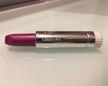 ちふれのリップ371  パープル系パールです💄

パッと見た感じではかなり紫！って色に見えますが唇に乗せるとピンクに近い色に発色します！

パール感が強く、うるうるした唇に見せてくれます！

私はこれだ