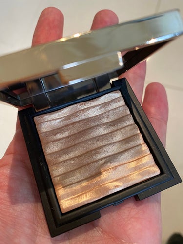 CLIO Prism Air Highlighter のゴールドシアーです。
使うのは頬骨に軽ーく塗るぐらいですが、めちゃめちゃ発色いいです。ちなみに指で塗ってます。

女性は特に鎖骨とかに塗ったら綺麗