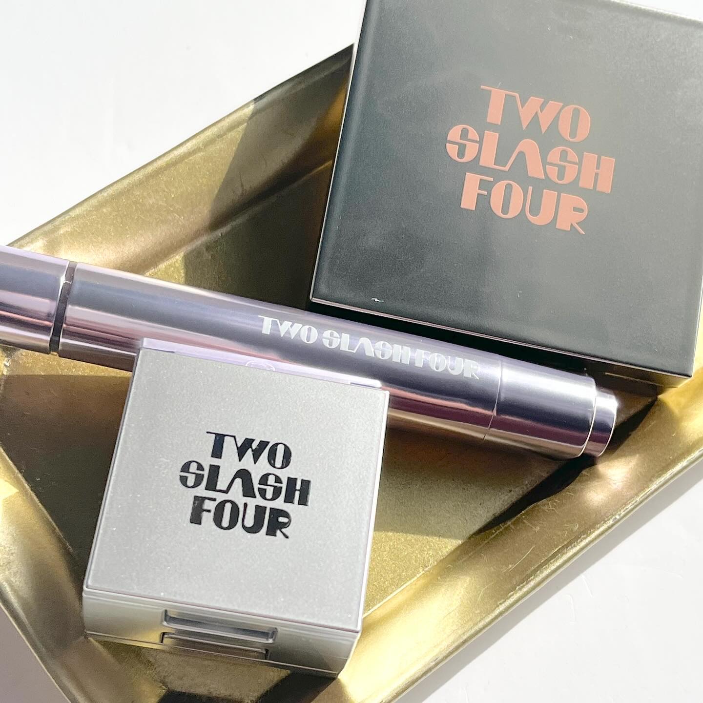 ストロビングフェイスキューブ/TWO SLASH FOUR/ハイライトを使ったクチコミ（2枚目）