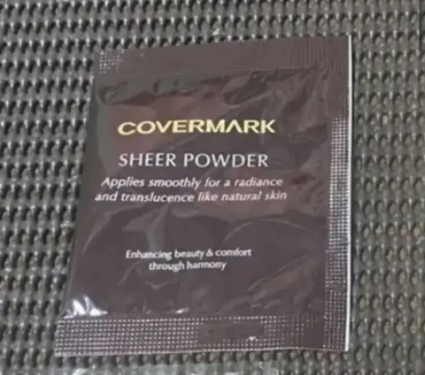 COVERMARK シアー パウダーのクチコミ「COVERMARK
シアー パウダー

保湿トリートメント成分でコーティングされたクリーミィな.....」（1枚目）