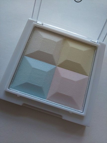 セリア AC ミックス フェイスカラー ハイライターのクチコミ「Seria🌱 ACミックス フェイスカラー ハイライター
"肌色を操る4色で華やぐ立体ツヤ美.....」(2枚目)