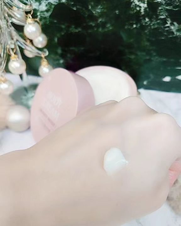 ボディクリーム ビューティーモイスト/アロマブルーム/ボディクリームを使ったクチコミ（2枚目）