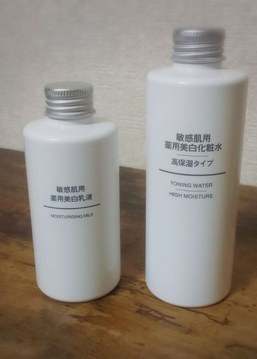 敏感肌用
薬用美白化粧水
薬用美白乳液

いつも使用している朝用の化粧水と乳液を切らしてしまい、
ちょっと浮気してこちらを購入してみました。

🌺化粧水🌺
手に出した時はサラッとしたように感じましたが、