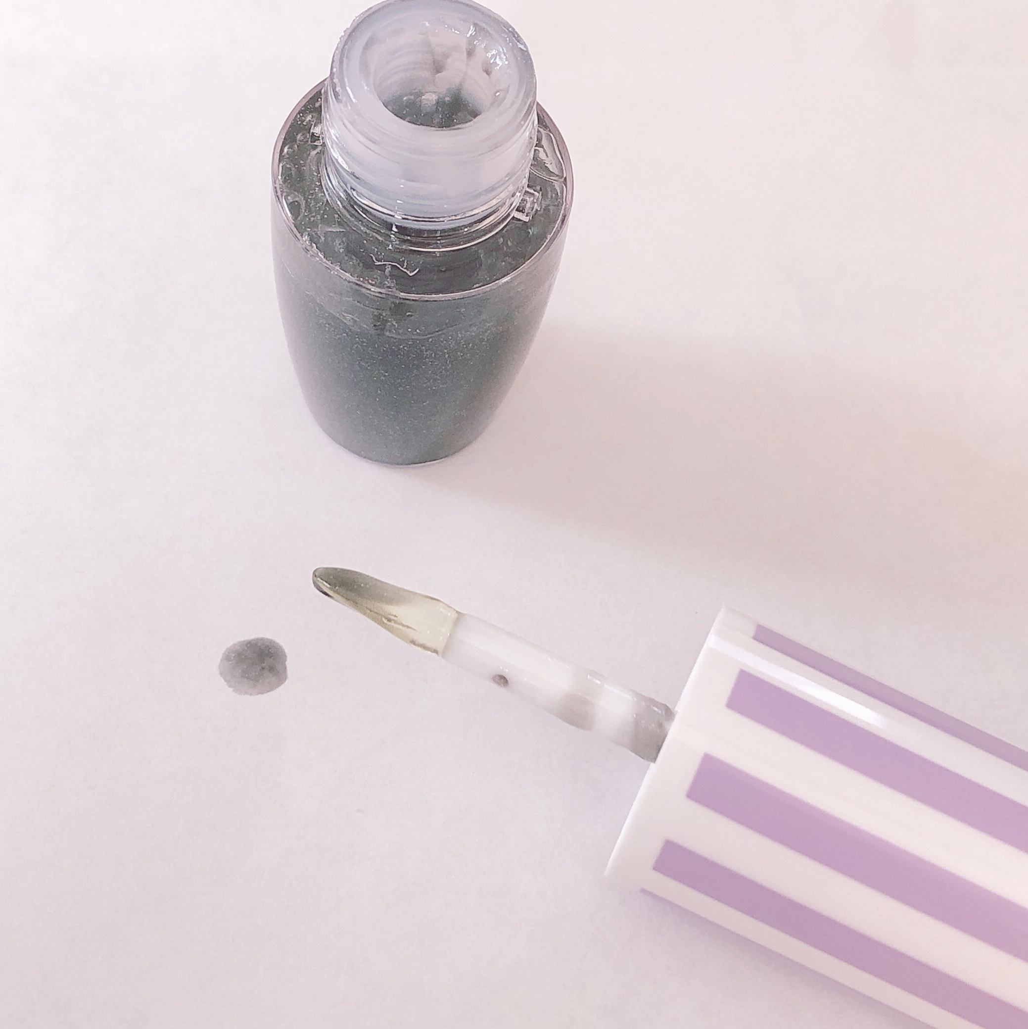 CandyDoll ケアグロスのクチコミ「
CandyDoll ケアグロス ダーク🖤


アエナでワンコインでした🫢‼️


ラメ入りの.....」（2枚目）