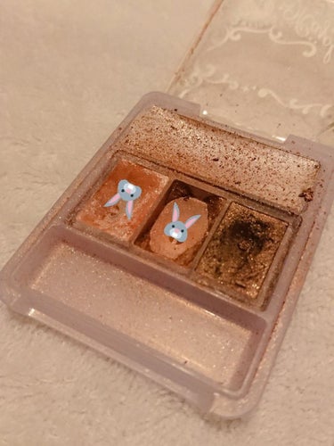 🐰マジョリカマジョルカ　マジョルックイルミネーター メランコリック
🐰1400円
【底見えコスメ】
真ん中の色味が大好き！
イエベに合う発色だと思います。

メランコリックって名前がなんか好きです。

