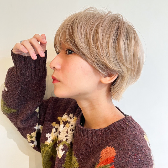 右を向いた金髪のショートカットの女性