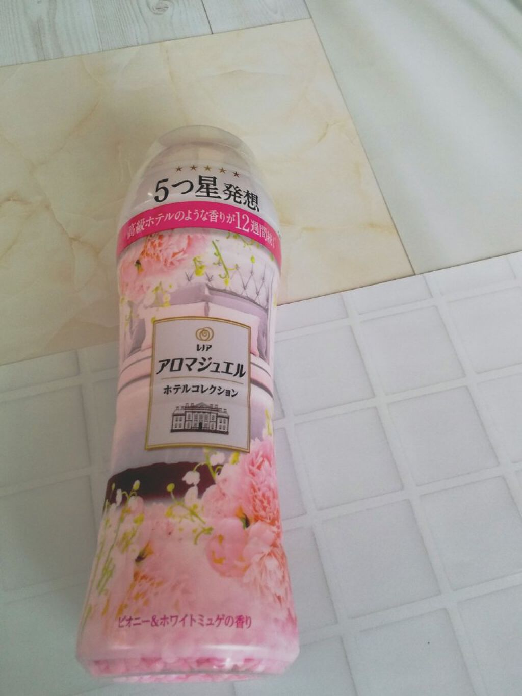 
ご紹介する商品はこちらです。



『レノア  アロマジュエル  ホテルコレクション』



ピオニー&ホワイトミュゲの香り



５つ星発想
高級ホテルのような香りが１２週間続く


アロマジュエルとは？
・衣類の香り付けビーズ
  新