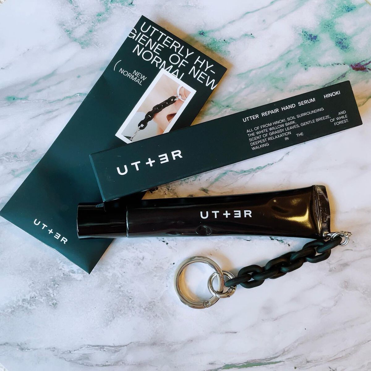 ✿

アーター
ハンドセラム✰⋆
.
フォロワーさんが使っていて
気になってたハンドセラム
わたしもご縁があって
お試しさせてもらいました❤︎
.
ベタつかずにしっとり手をうるおす
ライトなつけ心地のセラムタイプ✰⋆
ヒノキの濃い香りからは