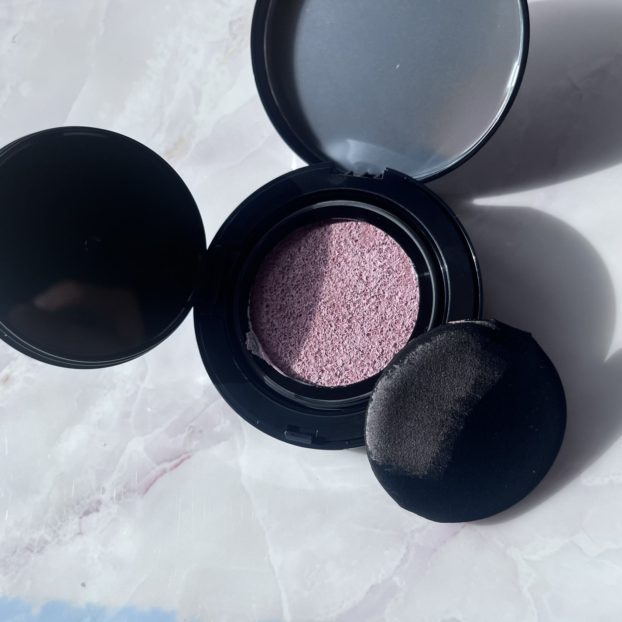 #PR #ケイト

ニュアンスカラーで気になる肌悩みをカバーしてくれるファンデーションがKATEから発売されました！密着ジェル膜技術で、崩れにくくピンクは内側から溢れ出るような血色感が演出されてすごく可愛い😍