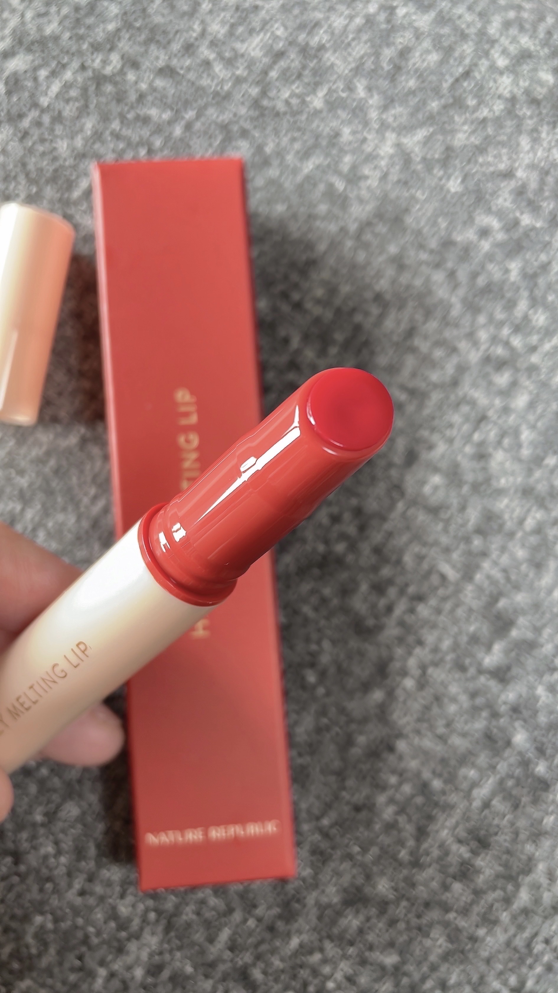 ハニーメルティングリップ 04 ザクロサワー/ネイチャーリパブリック/口紅を使ったクチコミ（2枚目）