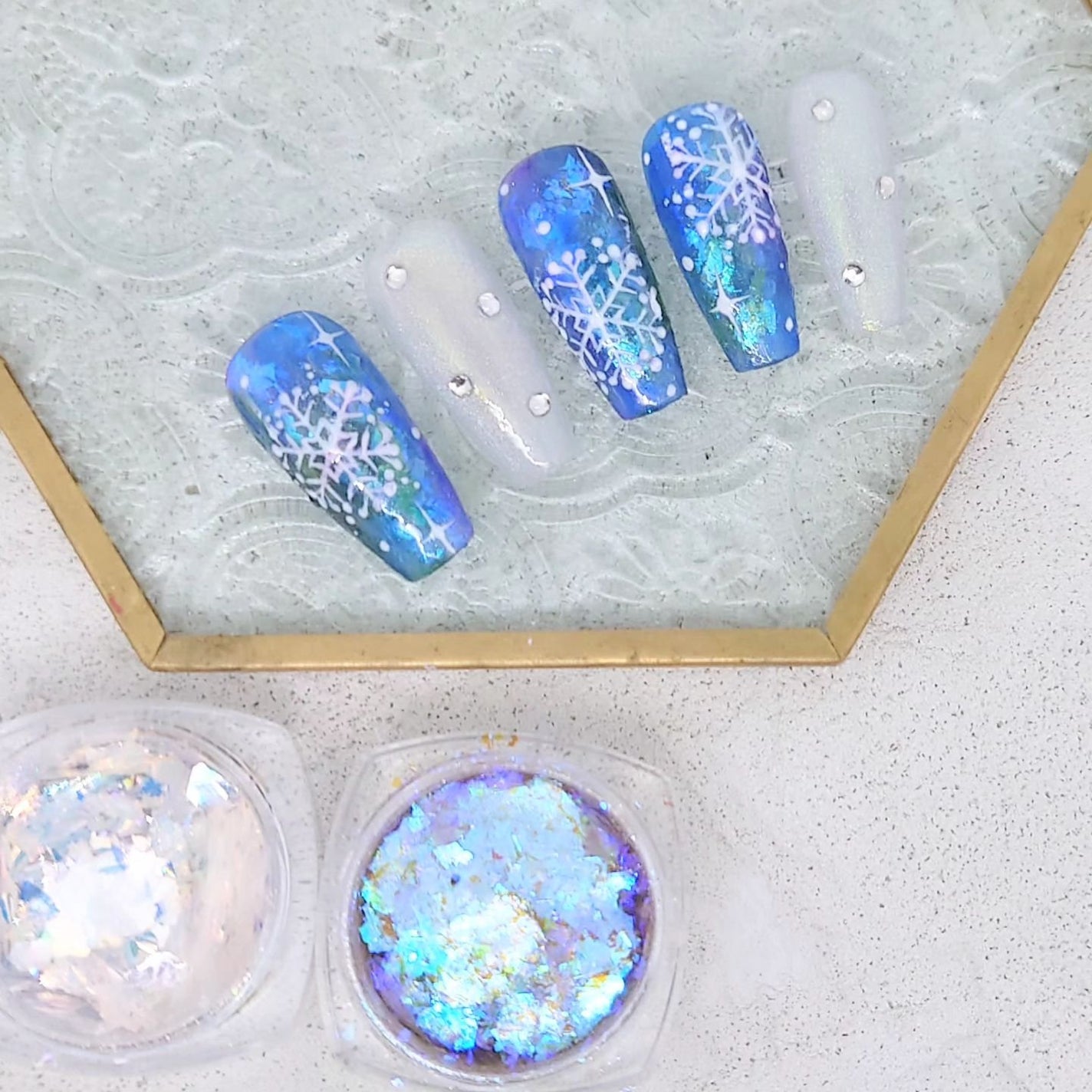 ゆき on LIPS 「雪の結晶ネイル。手描きで雪の結晶描いてみたかったのよー。しかも..」(1枚目)