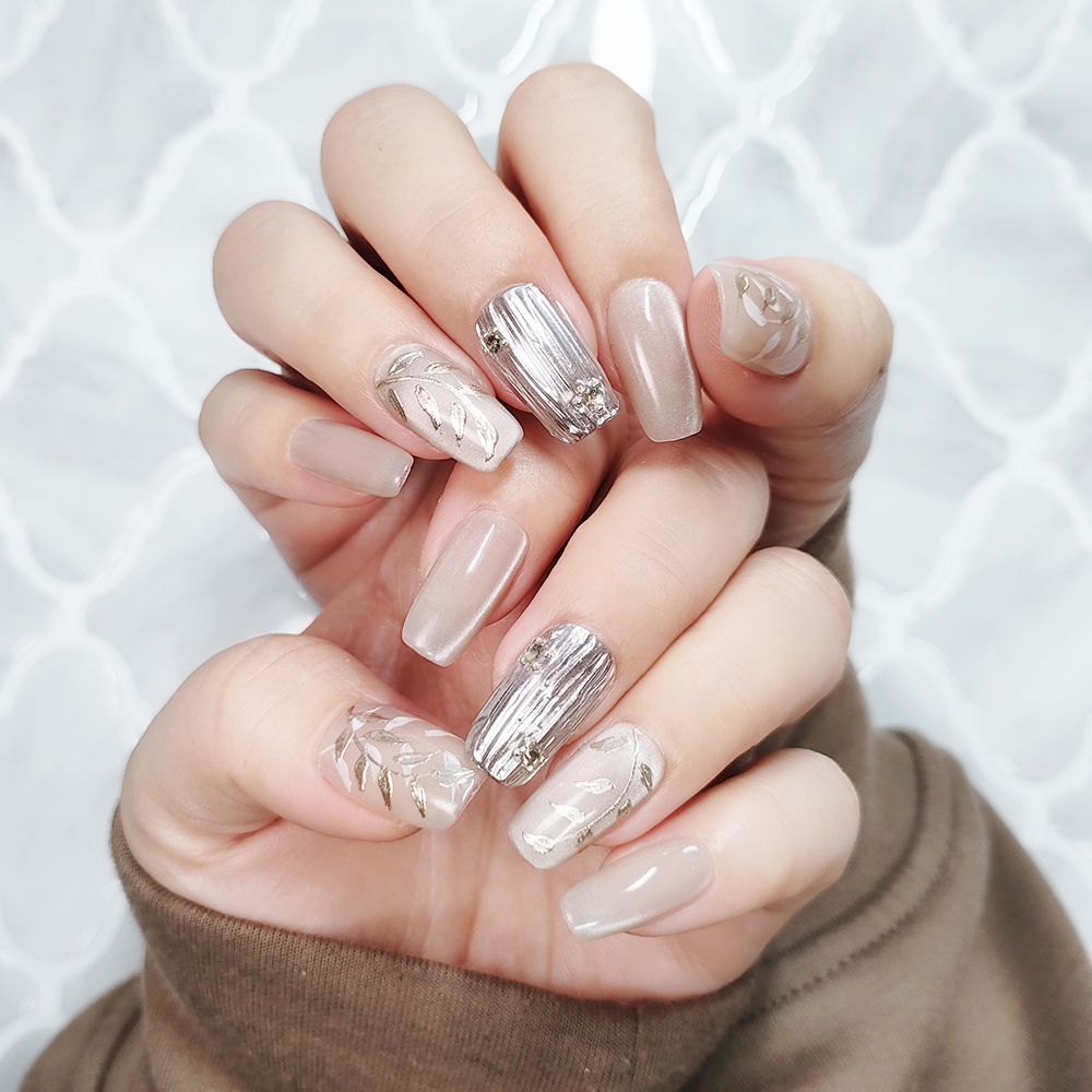 今週の💅

某サイトにて…
　ネイルチップ（XS）
＋α
　なし

どこで買ったかあんまり言えないところで買ったやつ🤫

デザインが気に入って買った🥰
自分の爪にぴったり過ぎて全く違和感がない
ホワイトマグ可愛い🫶

ネイルチップグ