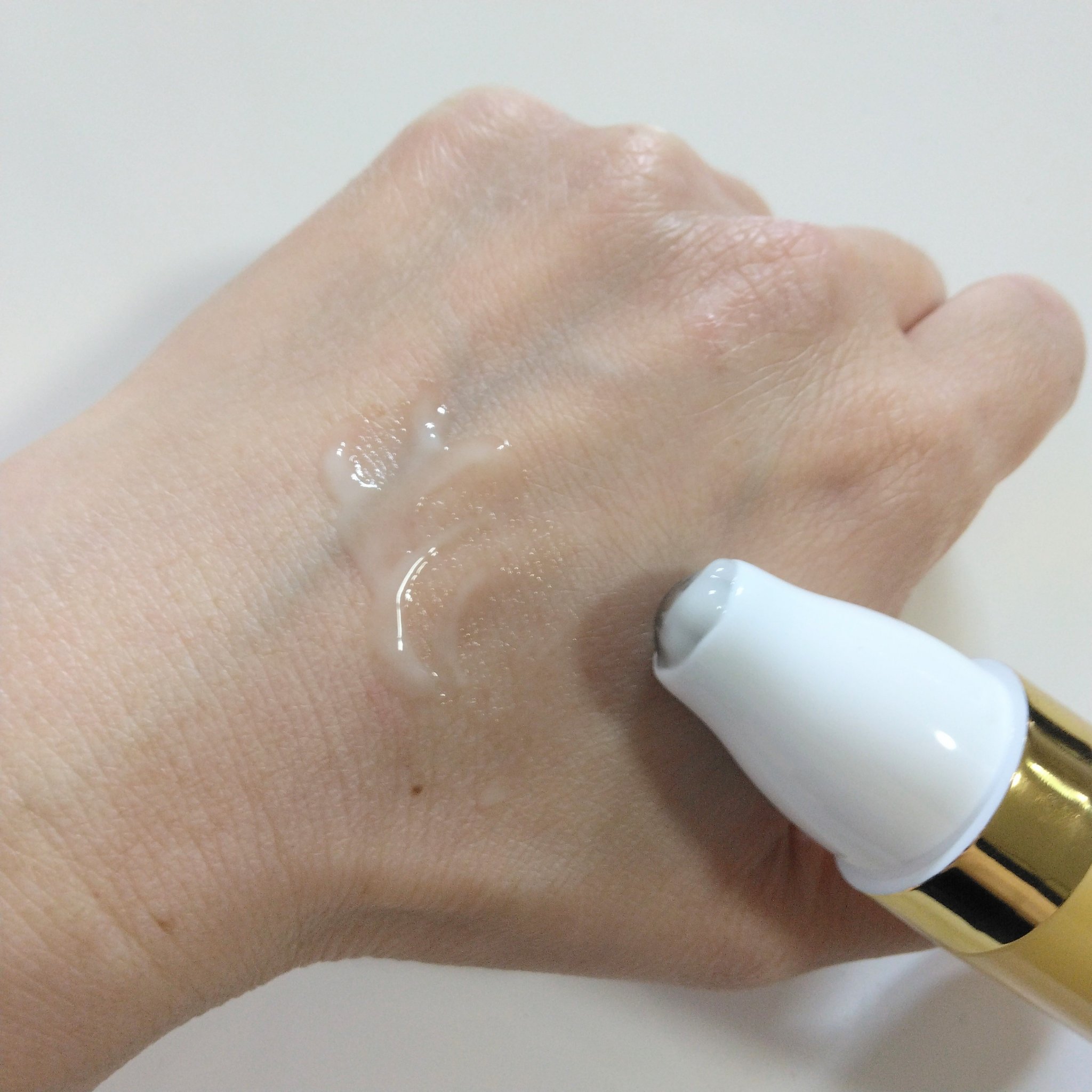 V9ビタミンアンプルロールオンアイクリームクリア/JMsolution/アイケア・アイクリームを使ったクチコミ（3枚目）