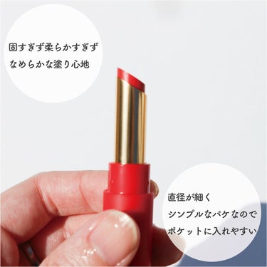 LIPSショッピングで購入

●ettusais
リップエディション
ティントルージュ
01　ブライトレッド

パキッとしすぎない赤系のリップが欲しくて購入しました。

★感想★

・思ったより薄い赤
パケの色より全然薄い赤でした。
濃くないので使いやすいといえば使いやすいのですが
もう少し濃いのをイメージしていました。
02との違いがあまりないくらいの濃さです。

・時間経過で薄くなる
擦ってないのに発色が弱くなっていく感じがしました。
そして少しピンク系の色に変化していきます。

・唇の内側に色がうまくのらない時がある
私の唇のコンディションのせいかもしれないのですが、唇の内側にうまく色がのらなくてキレイに塗れないことがあります。

・パケから中身の色がわかりやすい
ettusaisのリップエディションは中身の色がパケ全体の色に反映されているので一目でどの色かわかるようになっていて便利です。

・芯が細いのではみ出さずに塗れる
芯が細いので、よっぽどのことがなければはみ出さずにキレイに塗ることが出来ます。

・評価★★★★☆の理由
使い心地は好きなのですが時間経過による色の変化が少し難点だったのでこちらの評価にしました。の画像 その2