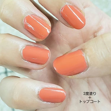 今日も今日とて新しく買ったポリッシュの試し塗り💅
ネイルホリックRD419！！



✼••┈┈••✼••┈┈••✼••┈┈••✼••┈┈••✼

【使った商品】
ネイルホリック
RD419　(カスタムジェラートシリーズ)
※2023年6月16日発売の限定色


【購入場所・値段】
駅前のドラッグストアにて税込￥396円


【色味】
クリーミーな赤。
オレンジっぽくもピンクっぽくもある不思議な色。


【発色】
すごく良い。
1度塗りでしっかり発色。
多少ムラができてしまうので、2度塗りがオススメ。


【透け感】
なし。
1度塗りでもフリーエッジはほぼ隠れる。


【ラメ・質感】
ラメなし。
ちゅるん感やツヤ感はなし。


【いいところ】
・あまり見かけない色
白を混ぜたような赤、とでも表現するべきか、単純にピンクでもない、不思議な色。
鮮やかで夏っぽくて、どこかレトロな印象。

・1度塗りで高発色
存在感のある色な上、1度塗りでしっかり発色するので、アレンジに大活躍しそう。


【イマイチなところ】
月並みだけど、限定色なところ…
来年の夏に通常色として戻ってきてくれたらいいなぁ。


【比較】
手持ちのオレンジ系で近いと感じた色の塗り比べ。

🔹ネイルホリック OR212(ジューシーカラーシリーズ)
同じくらいの鮮やかさで、透け感とラメを足した色…って感じ。

🔹パラドゥミニネイル OR02 ポピーオレンジ
オレンジをやや強くして、透け感マシマシにした感じ。

🔹インテグレート OR302 オレンジベージュ
ぐっとベージュが強くなったオレンジ。
単体だとそこそこ塗った感があるんだけど、この比較だととても地味に見える(笑)

✼••┈┈••✼••┈┈••✼••┈┈••✼••┈┈••✼




オレンジ系には目がなくて、ついつい買ってしまうんだ。
お陰で、手持ちのオレンジの比較が片手で足りなくなってしまった(笑)

今回はツヤのトップコートで仕上げてるけど、秋が近付いて来たらマットにしたいなぁ。絶対可愛い🥰


長かったはずの10連休も、今日が最終日。
朝早起きして勝海舟フォーラムに参加！
予想してたけど参加者の平均年齢の高さよwww
内容は大変よかったです。

ネイルはたくさん塗れたけど、試し塗りばっかりになっちゃった。
次のお休みでは夏っぽいアレンジに挑戦したいな！





#セルフネイル　#ネイル記録　#鮮やか夏ネイル 
#ネイルホリック　#RD419　#カムタムジェラートの画像 その2