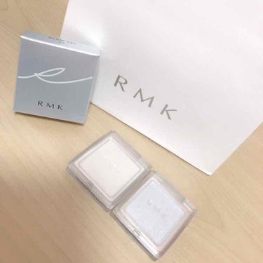 RMK グロージェルの01番02番
今更すぎますが、レポ書かせてください。。

え？！2200円？！プチプラだ！！と錯覚してしまいピンクとブルーを衝動でどちらも連れて帰りました（笑）
TUしてもらったの