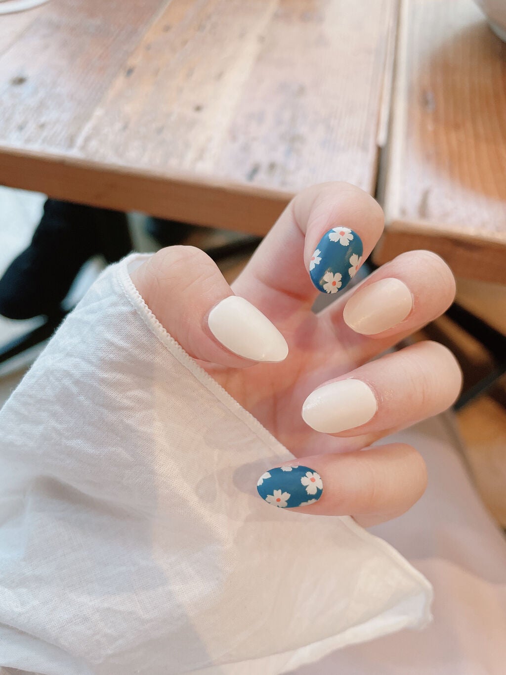 ♔︎ゆりん♔︎ on LIPS 「ネイル変えました〜✨💄今回のネイルは珍しくマットでお花柄のネイ..」(1枚目)