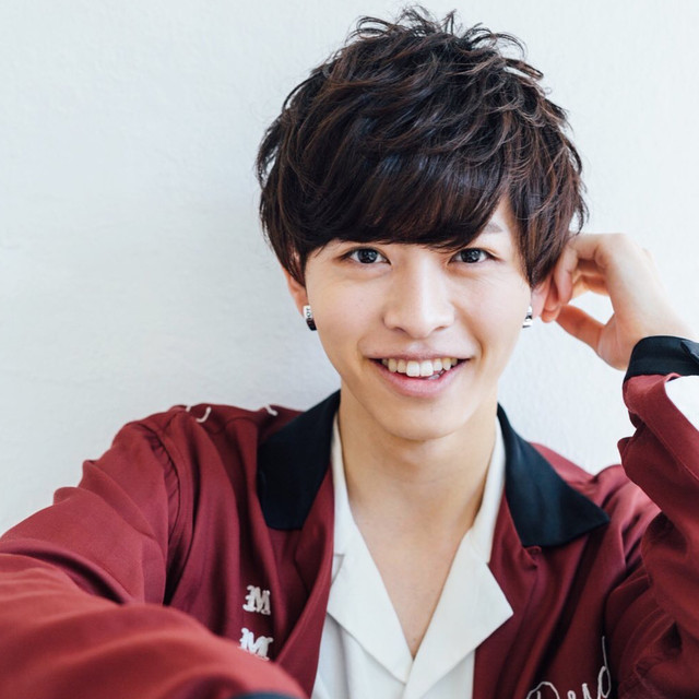 ツーブロックヘアにダークブラウンカラーを入れた男性。