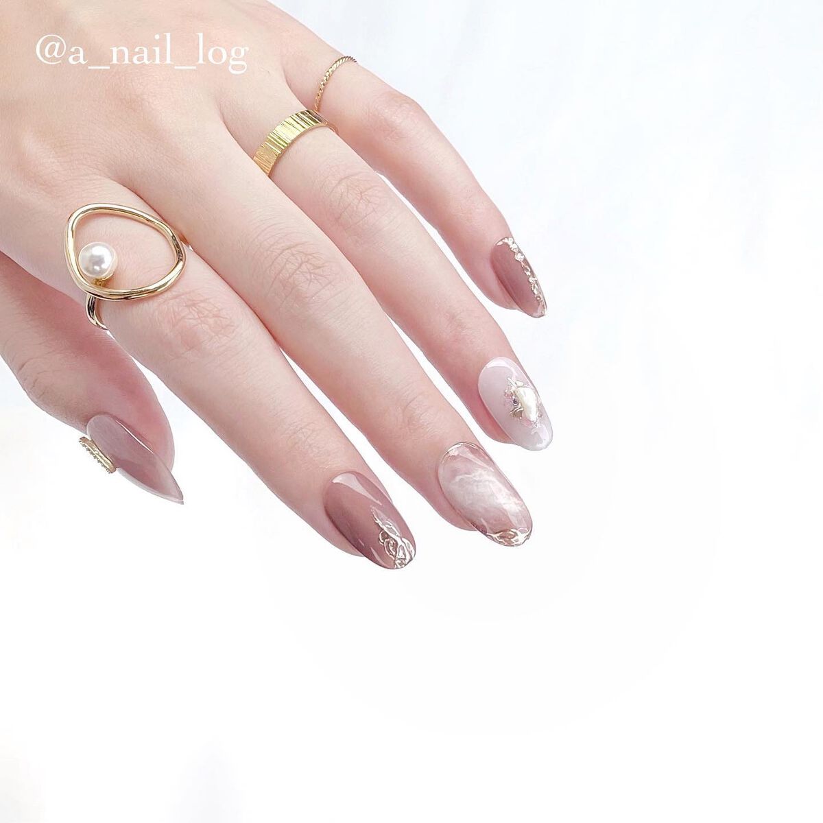 Aika*セルフネイル on LIPS 「MGELを使った秋色ブラウンのニュアンスネイル🏹たくさんのMp..」(3枚目)