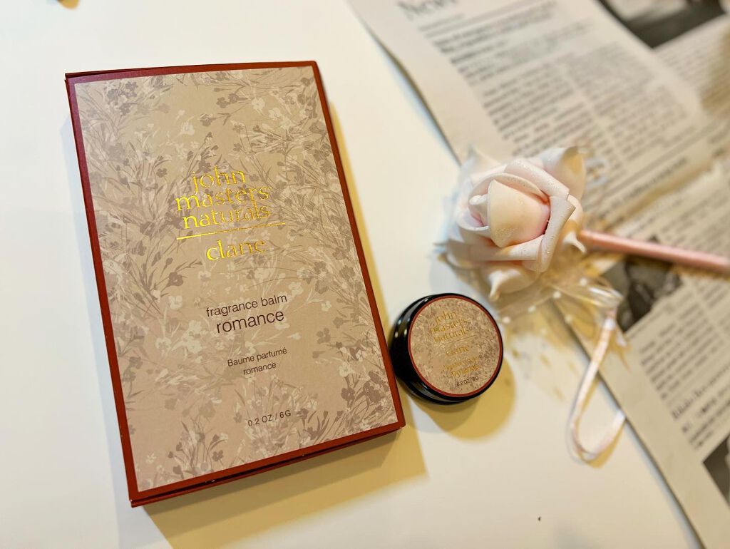 練り香水✲*ﾟ

ジョンマスターオーガニックさんの練り香水🤍

今まではプッシュするタイプの香水しか使ってなかったから初挑戦！！

初めてだから怖くて少なめに付けたらあまり香りが付かなかったけど、ちょっと多めに着けたらほんのり爽やかな香り