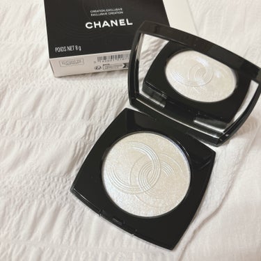 CHANEL
ルミエール ドゥ ローシャン

特別限定品のルミエール ドゥ ローシャンは、多彩なきらめきで肌に光を与えるパウダー ハイライター。
小石が水面を弾んで生まれた波紋の重なりを思わせる、アイコ