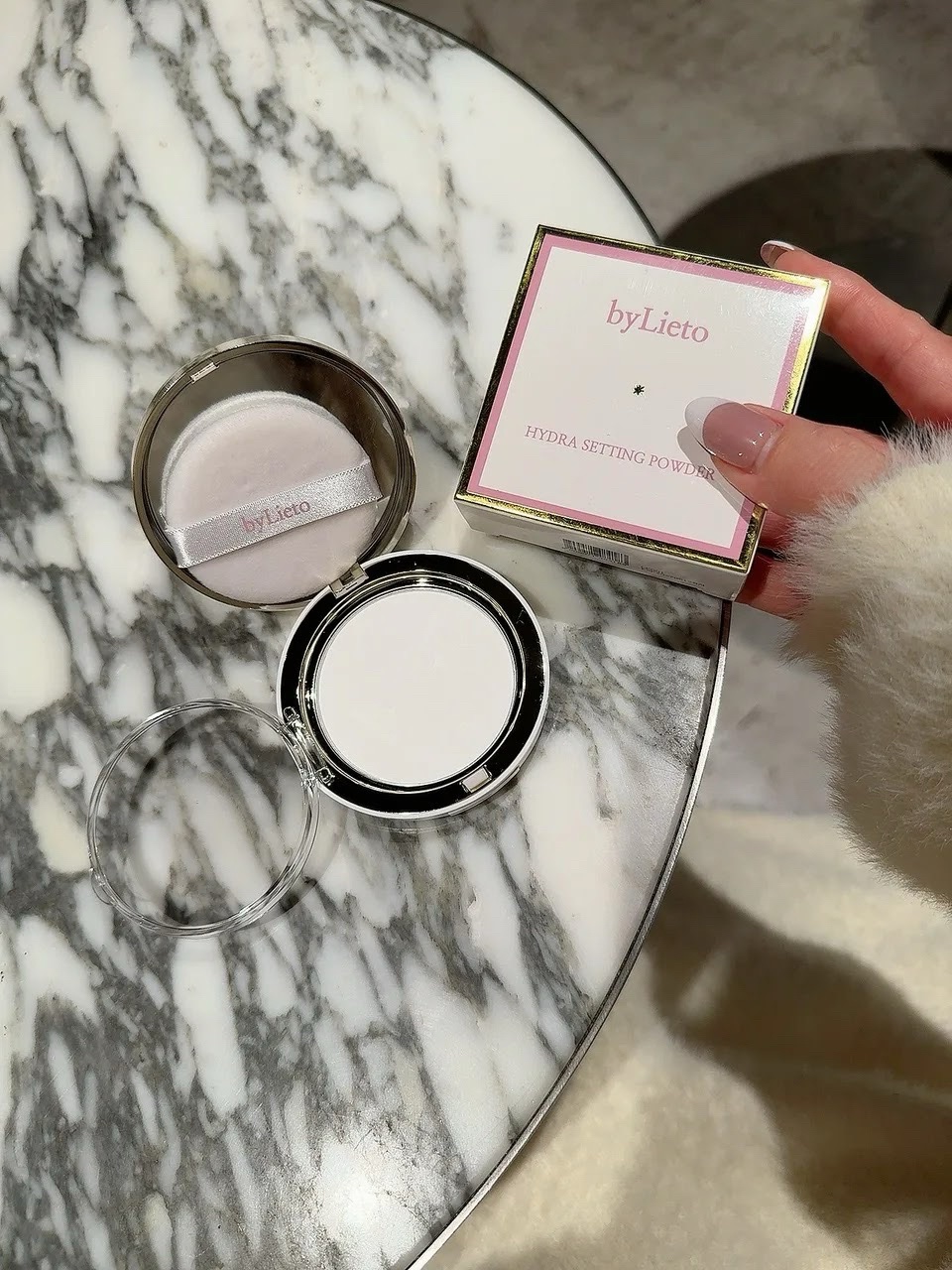 byLietoのハイドラセッティングパウダー
@bylieto_jp 

微粒子パウダーで肌の凸凹やテカリをカバーしてテカる部分をサラサラな肌にしてくれる。

保湿成分4種で
ヒアルロン酸、セラミド、ドクダミ、コラーゲ
ン配合で保湿成分も入