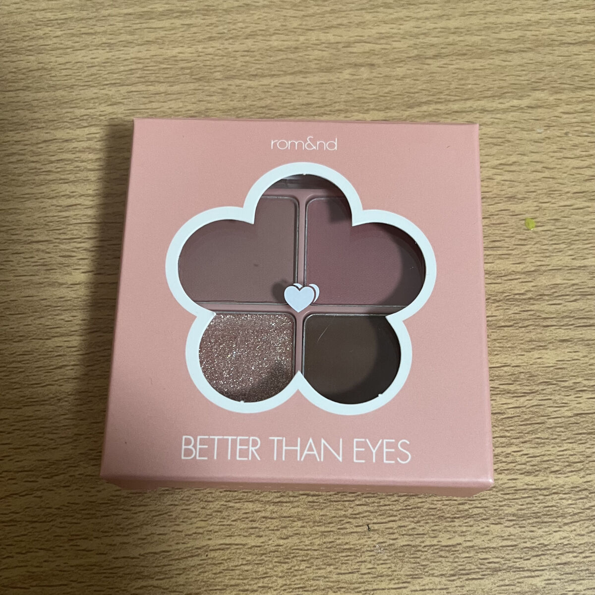 \LIPPS購入品/

つい最近購入したものを紹介していきます！

【購入しようとしたきっかけ】
ずっとrom&ndのアイシャドウが
欲しくて友人にこの色勧められたので

【商品名】
rom&ndベターザンアイズ 
【カラー】
 #02  