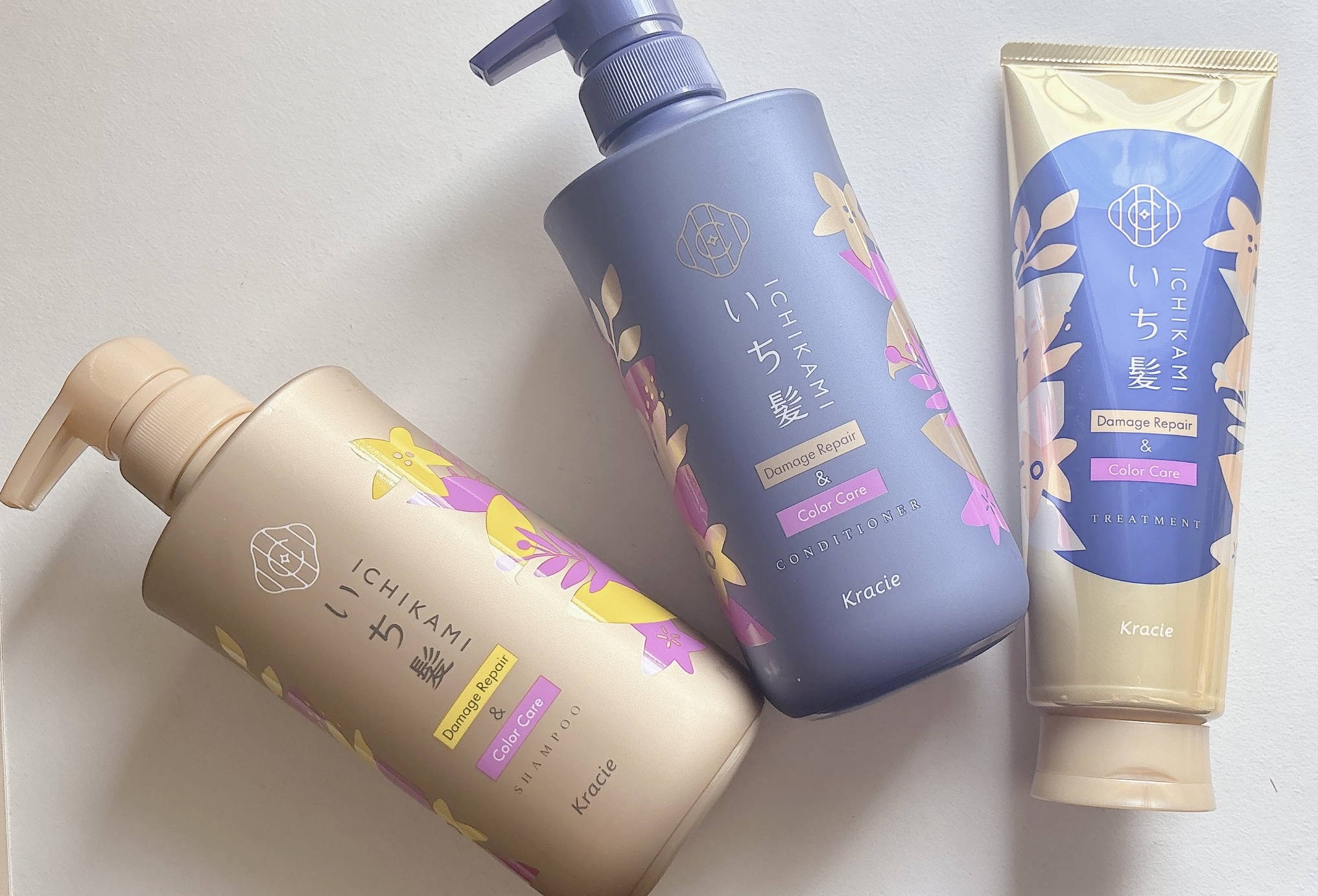 いち髪のシャンプーとコンディショナー、トリートメントをセットで使ってみた

ーーーーーーーーーーーーーーーーーーーー


いち髪のヘアケアセットを頂いたので使った感想をお伝えしていきます😊



シャンプーは出した時は一般的なシャンプーと