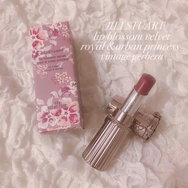 

☑︎ JILLSTUART
lipblossom velvet
royal&urban princess 🌹💄



JILLのクリスマスコフレ♥️
限定のリップを発売日にげっとしました🦢🥀



