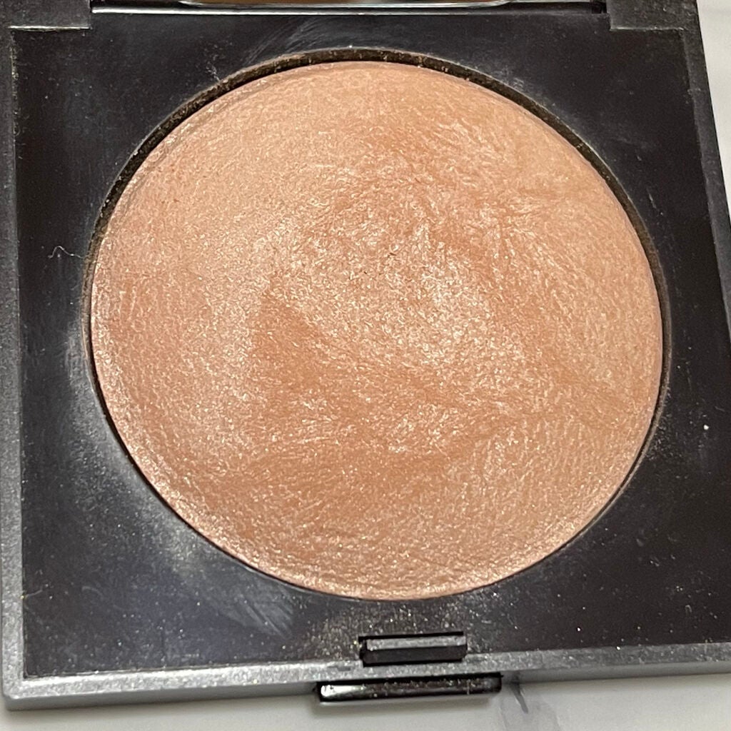 マットラディアンス ベイクドパウダー ハイライト01/ローラ メルシエ/パウダーハイライトを使ったクチコミ(3枚目)