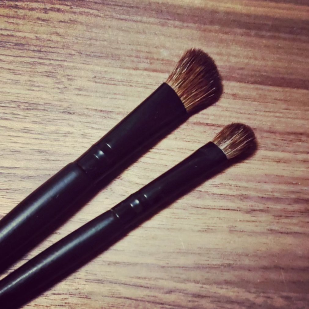 DAISO アイシャドウラウンドブラシ(ミニBタイプ)のクチコミ「#DAISO #アイシャドウラウンドブラシ

最初は持ち歩き用のメイクポーチに入る
ミニ丈のメ.....」（2枚目）