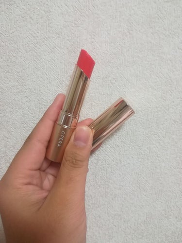 オペラのリップです💄
（コーラルピンク）

めっちゃピンク！！！って訳でもなく、初めて見た時はオレンジに近いなと思いましたが実際つけてみたらピンクにちょっと赤が混じった感じで使いやすいです👌いつも薄い色