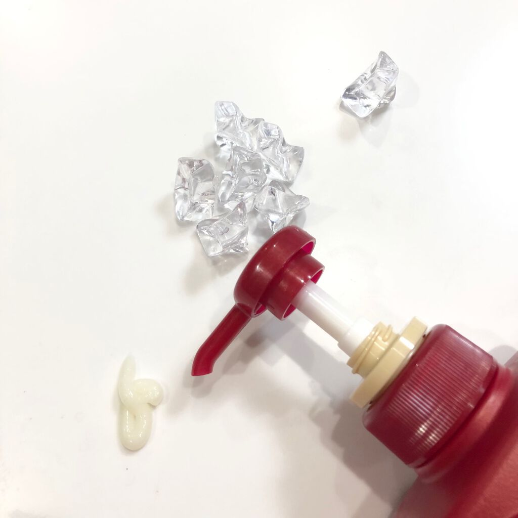 TSUBAKI プレミアムモイスト シャンプー／ヘアコンディショナーのクチコミ「容量490ｍｌのプッシュ式ポンプボトル。ボトルとボトルを合わせるとシャンプーの泡のようないや、.....」（2枚目）