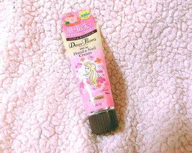 マンダム
Dear Flora 
oil in Hand ＆Nail Cream 400円
オーロラ姫Design

♥ラプンツェル
♥アリエル
♥白雪姫etc.....

あって、どれも全ていい匂いだ