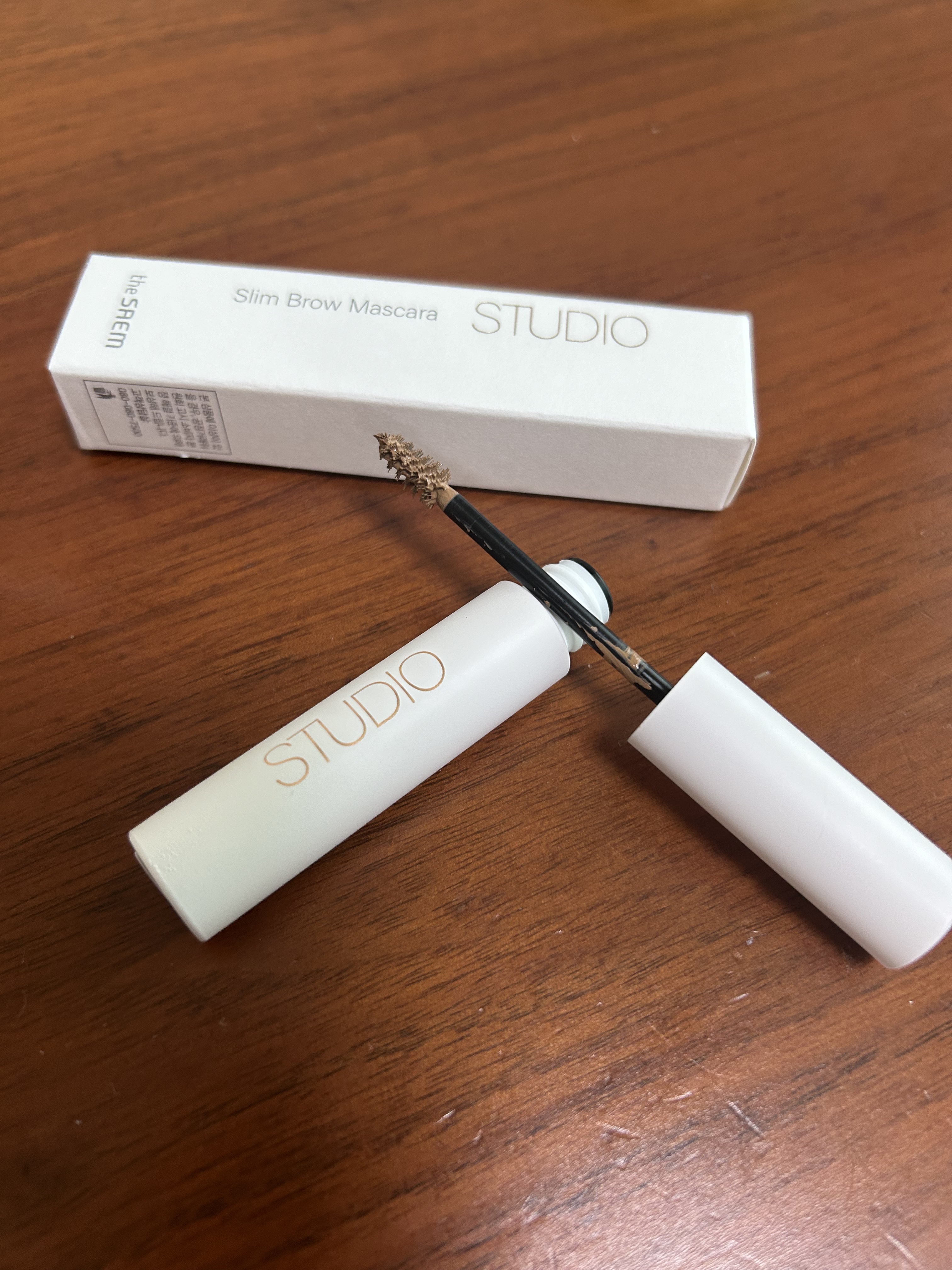the SAEMスタジオ スリム ブロウ マスカラ