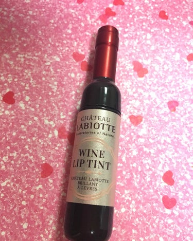 ☆シャトーラビオッテ☆
ワインリップティント RD01

ワインの形をしているティントです。
香りはぶどうっぽい？ワインの香りがします！

ミルククレンジングでは落ちないぐらい色持ちがすごいのでオイルク