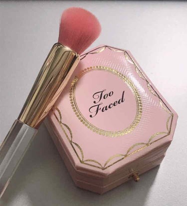 ダイヤモンドライト ハイライター ブラシ/Too Faced/メイクブラシを使ったクチコミ（2枚目）