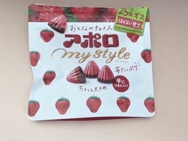 昨日の初投稿にいいねが沢山来ていて驚きました！

今回は明治：おとなのチョイス アポロ を紹介したいと思います。こちらは従来のアポロより甘さ控えめでチョコが少しほろ苦めです。
しかし、いちごの味が甘酸っ