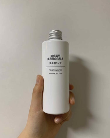 【無印良品】
敏感肌用薬用美白化粧水200ml(税込1,590)

    ポイント
・保湿力◎


    感想
この化粧水は凄く保湿力があって素晴らしい！！！冬の寒いこの季節とか乾燥肌の人とかにほん