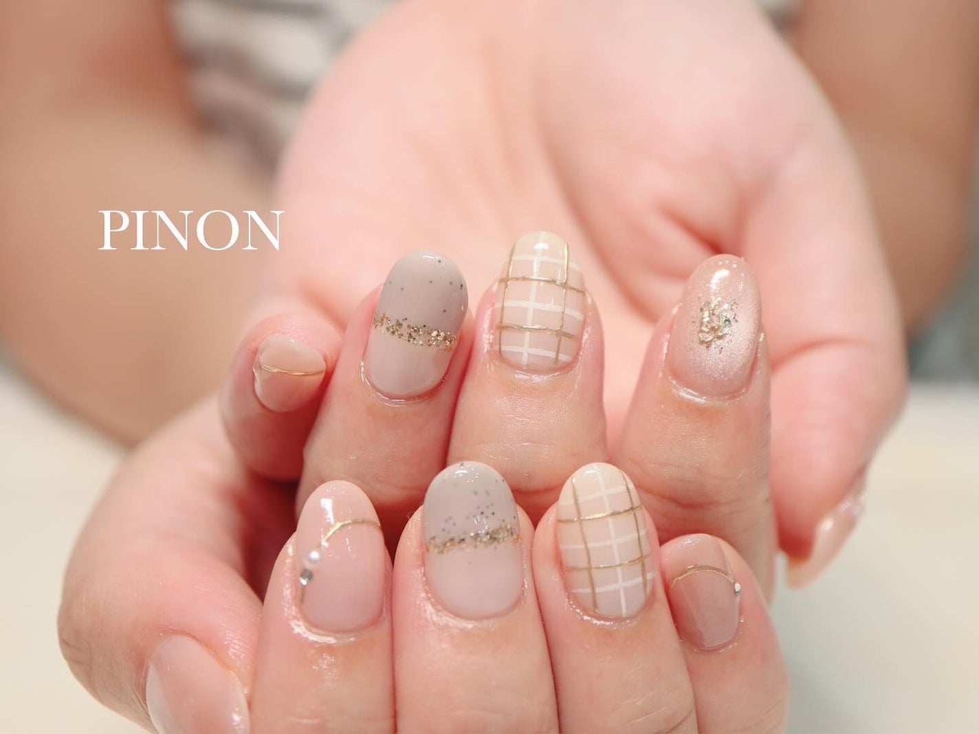 shino on LIPS 「お持ち込みネイルアレンジ☺︎ゴールドラインのチェックが可愛い♡..」(3枚目)
