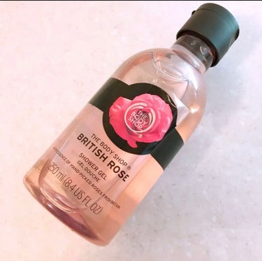 ✿︎THE BODY SHOP✿︎
シャワージェル ブリティッシュローズ
250ml

プレゼントととしてもぴったりなTHE BODY SHOP！
洗っている時は香りが凄くいいです🌹
甘さのあるバラ？大人な感じのバラ♥︎︎∗︎*ﾟ
洗い上がりはそこまで残らないです！
ミニサイズなら旅行などお泊りにも持ち運べるサイズなので用途によってサイズを使い分けるのもいいかもしれません✨の画像 その1