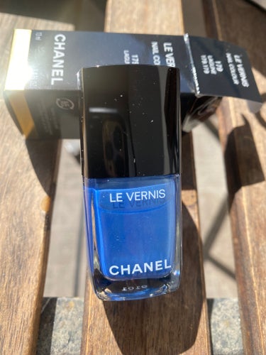 CHANEL ヴェルニのクチコミ「💙CHANEL💙ヴェルニ💙179ラグーン

鮮やかで海のようなブルー✨️

💙製品説明🐋🤍

.....」（1枚目）