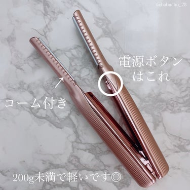 「ワンランク上のヘアスタイルへ」

❥ReFa
❥BEAUTECH FINGER IRONT
-03 ピンク
❥14500円(税込)



LIPSで購入しました💸

ここ最近買ったコスメ・美容関連のもので１番お値段しましたが、同時に１番よかったものでもあります🥺💖

ぜひ最後までご覧ください✨


 
*⑅︎┈︎┈︎┈︎┈︎┈︎┈︎┈︎┈︎┈︎┈︎┈︎┈︎┈︎┈︎┈︎┈︎┈︎┈︎┈︎┈︎┈︎┈︎⑅︎*



✎*カーボンレイヤープレート


こちらのヘアアイロンは、カーボンレイヤープレートというプレートになっています！

「高密度炭素とヒーター、低反発コートの3
層構造が髪の水分を保持しながら熱をマイルドに伝え」てくれるので、水蒸気爆発も防いでくれるんだそう‼️✨
（※「」内は公式HPより引用）

美容師さんから教えてもらったのですが、ヘアアイロンの違い＝プレートの加工の仕方の違いなんだそうで、同じ温度でも、プレートの加工によって髪に伝わる温度は違うんだそう💭

美容機器に詳しくないので伝えきれない部分もあるかと思いますが、こちらのヘアアイロンに変えてから水蒸気爆発することがないし、それまで使っていたヘアアイロンより高い温度で使っても髪が痛まないことはよく実感しています✊🏻💖

熱を伝えすぎないことや水蒸気爆発を防ぐことで、髪を傷つけずに使うことのできるヘアアイロンです🙌🏻✨






✎*コードレス


充電式だから、コンセントがない所でも使えます🔌❣️

コンパクトかつ軽量で持ち運びもしやすいから、本当にどこでも巻けます🥹💖

耐熱キャップ付きなのも便利👍🏻👍🏻

電池の残量によって温まるスピードが変わるので、こまめに充電しないといけないことや、充電に時間がかかるところは難点です。

でもそれ以上にコードレスなのが本当に便利で、大事な用事の時に重宝しています😭✨✨






✎*２段階温度調整


上記に述べたこと以外だと、コーム付きなのが最高🫶🏻

前髪が本当に綺麗に仕上がります🥰

温度は160℃と180℃の２段階❕❕

(私は180℃とか一生使わないので、140℃と160℃にして欲しかったな〜と思ってしまいますがどうなんでしょう……笑)

使っていて「なんとなく巻きやすいな」と思っていたのですが、どうやらプレートの幅と長さにこだわっているそうなのでそれが要因かも。

小さめなので、細かいところまで理想通りに巻くことができます✨

細部までこだわり抜かれたヘアアイロンなので、ワンランク上のヘアスタイルを目指したい方にとってもおすすめです！！！♡






*⑅︎┈︎┈︎┈︎┈︎┈︎┈︎┈︎┈︎┈︎┈︎┈︎┈︎┈︎┈︎┈︎┈︎┈︎┈︎┈︎┈︎┈︎┈︎⑅︎*



✎*総合評価〖★★★★★〗

髪を傷めずに巻くことができるヘアアイロンです🙌🏻✨
コードレスなのでいつでもどこでも巻けます◎
本当に本当に買ってよかったです😖💖






気になった方はぜひチェックしてみてください˙˚ʚ⸜(* ॑ ॑* )⸝ɞ˚˙
購入報告もお待ちしています💭💕



*⑅︎┈︎┈︎┈︎┈︎┈︎┈︎┈︎┈︎┈︎┈︎┈︎┈︎┈︎┈︎┈︎┈︎┈︎┈︎┈︎┈︎┈︎┈︎⑅︎*

︎︎︎︎︎︎☑︎LIPS［babuchu_28］
︎︎︎︎☑︎@cosme［ばぶちゅう］
︎︎︎︎☑︎Lemon8［ばぶちゅう］
︎︎︎︎☑︎Instagram［babuchu_28］

全て同じ名前＆アイコンです🍼
フォローお返ししていますのでよければ繋がってください🙌🏻

*⑅︎┈︎┈︎┈︎┈︎┈︎┈︎┈︎┈︎┈︎┈︎┈︎┈︎┈︎┈︎┈︎┈︎┈︎┈︎┈︎┈︎┈︎┈︎⑅︎*



この投稿が参考になったら、♡・📎・👤➕お願いします🙇🏻‍♀️💕

最後まで見ていただきありがとうございました🍼໒꒱· ﾟ

#推しコスメを語ってPLになろう の画像 その2