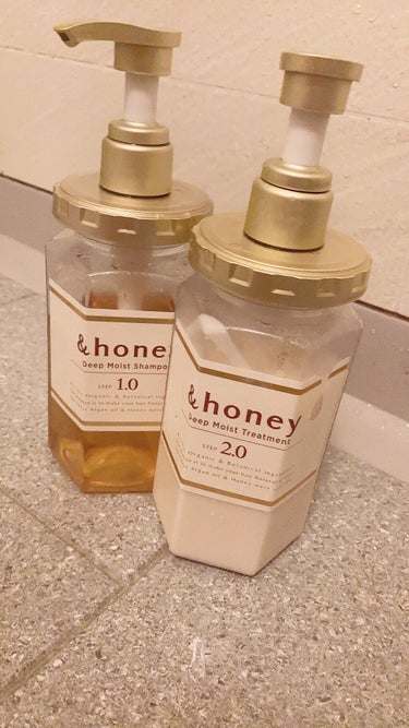 大人気の&honey🐝

恐らく一度は見たことある商品だと思います。

私は以前ピンク色のモイストリペアの方を使ってました。

それもとてもよかったのですが、比較のために今回はディープモイスト シャンプ